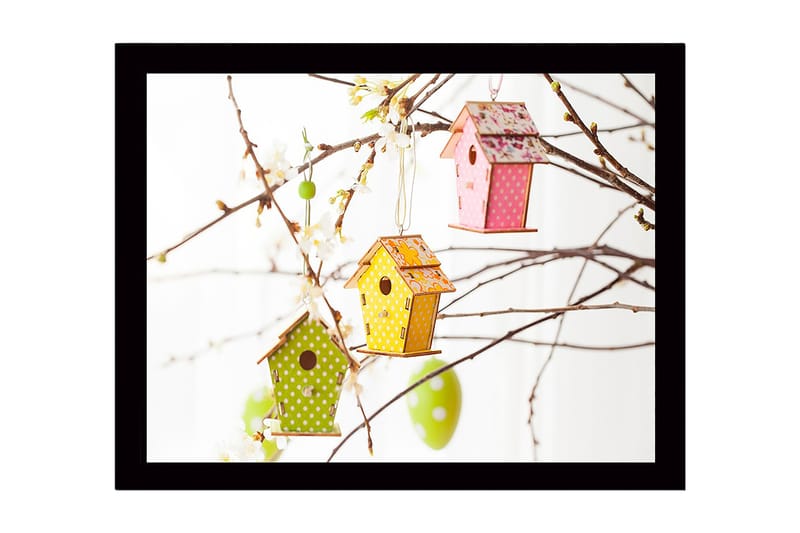 Inramad Canvastavla i trä - 41x56 cm - Färgglada fågelholkar hängande i blommiga grenar - Grön / Rosa / Gul - Inredning & dekor - Tavlor & konst