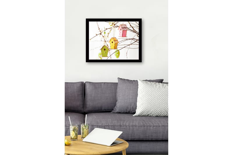 Inramad Canvastavla i trä - 41x56 cm - Färgglada fågelholkar hängande i blommiga grenar - Grön / Rosa / Gul - Inredning & dekor - Tavlor & konst