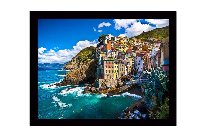 Inramad Canvastavla i trä - 41x56 cm - Färgglada hus vid en klippig kustlinje, Blå / Grön / Gul