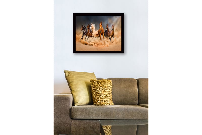 Inramad Canvastavla i trä - 41x56 cm - Fem hästar i rörelse genom sandstorm - Brun / Beige / Svart - Inredning & dekor - Tavlor & konst
