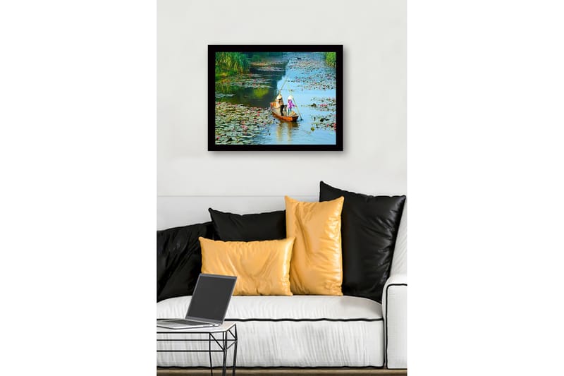 Inramad Canvastavla i trä - 41x56 cm - Fiskare i en båt omgiven av vattenliljor - Grön / Rosa / Blå - Inredning & dekor - Tavlor & konst