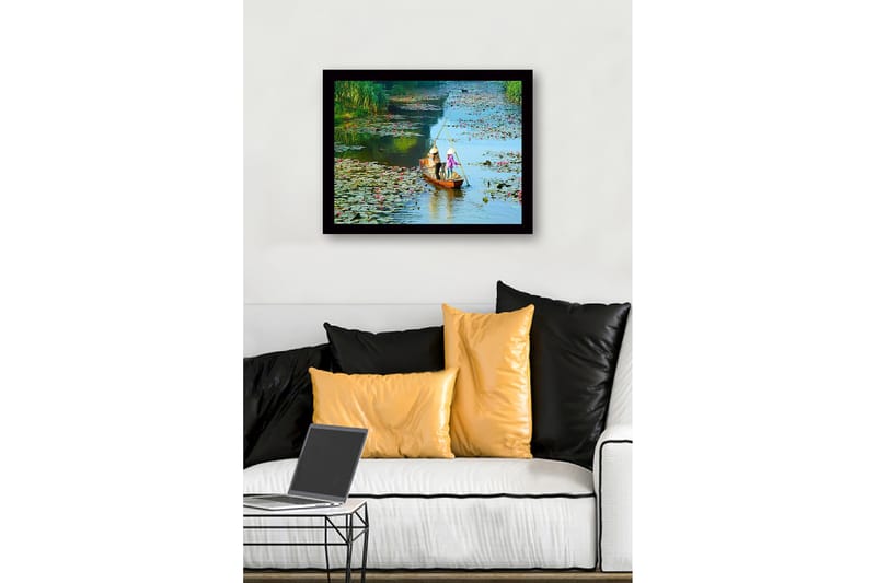 Inramad Canvastavla i trä - 41x56 cm - Fiskare i en båt omgiven av vattenliljor - Grön / Rosa / Blå - Inredning & dekor - Tavlor & konst