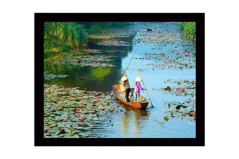 Inramad Canvastavla i trä - 41x56 cm - Fiskare i en båt omgiven av vattenliljor - Grön / Rosa / Blå - Inredning & dekor - Tavlor & konst