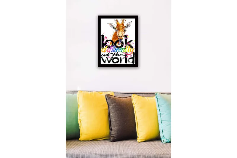 Inramad Canvastavla i trä - 41x56 cm - Giraff med utstickande tunga och färgglad text - Orange / Svart / Rosa - Inredning & dekor - Tavlor & konst