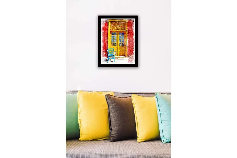 Inramad Canvastavla i trä - 41x56 cm - Gyllene dörr med en blå stol framför på en röd vägg - Gult / Blått / Rött - Inredning & dekor - Tavlor & konst