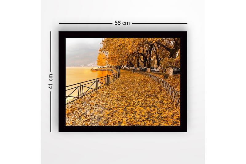 Inramad Canvastavla i trä - 41x56 cm - Gyllene höstlandskap vid en sjö med löv på marken - Guldorange / Mörkgul / Grå - Inredning & dekor - Tavlor & konst