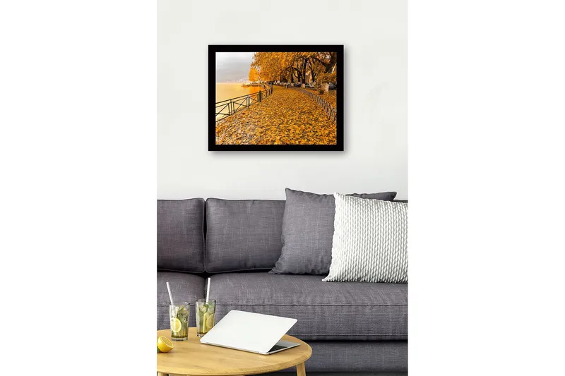 Inramad Canvastavla i trä - 41x56 cm - Gyllene höstlandskap vid en sjö med löv på marken - Guldorange / Mörkgul / Grå - Inredning & dekor - Tavlor & konst