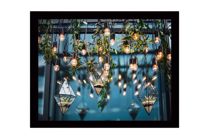 Inramad Canvastavla i trä - 41x56 cm - Hängande glaskärl med växter och ljuskällor, Grön / Svart / Guld