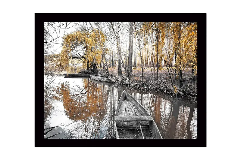Inramad Canvastavla i trä - 41x56 cm - Höstlandskap med en båt vid en spegelblanka sjö - Guld / Grå / Svart - Inredning & dekor - Tavlor & konst
