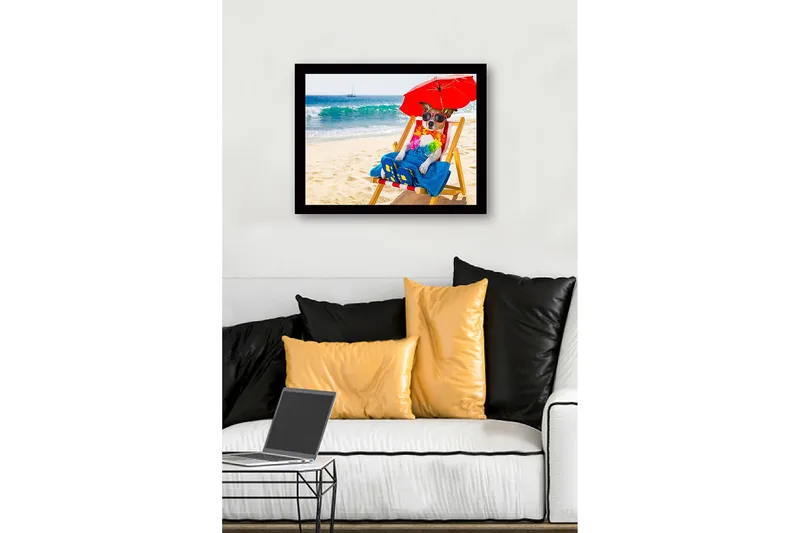 Inramad Canvastavla i trä - 41x56 cm - Hund som kopplar av på stranden i solstol med solglasögon och parasoll - R öd / Blå / Gul - Inredning & dekor - Tavlor & konst