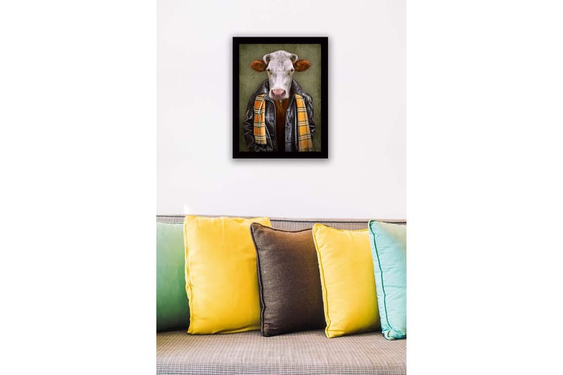 Inramad Canvastavla i trä - 41x56 cm - Klädd ko med läderjacka och scarf - Svart / Orange / Grön - Inredning & dekor - Tavlor & konst