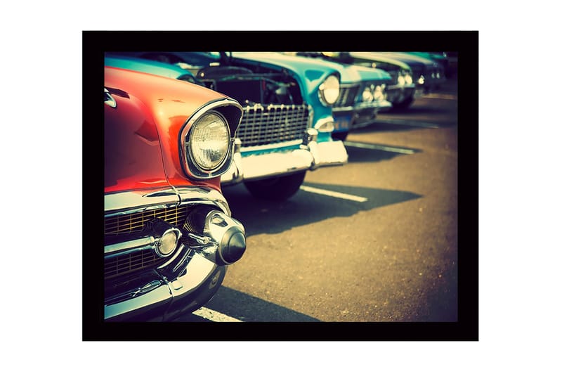 Inramad Canvastavla i trä - 41x56 cm - Klassiska bilar i rad med fokus på en röd bil i förgrunden - Röd / Blå / Silver - Inredning & dekor - Tavlor & konst