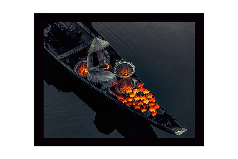 Inramad Canvastavla i trä - 41x56 cm - Kvinna i båt med lyktor och blommor i starka färger, Orange / Svart / Grå