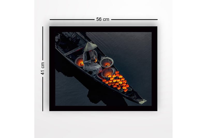 Inramad Canvastavla i trä - 41x56 cm - Kvinna i båt med lyktor och blommor i starka färger - Orange / Svart / Grå - Inredning & dekor - Tavlor & konst