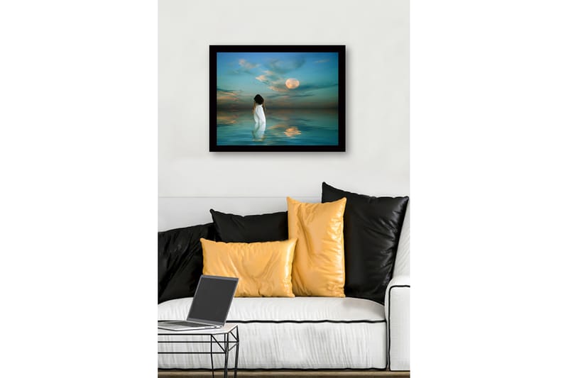 Inramad Canvastavla i trä - 41x56 cm - Kvinna i vit klänning som går mot en fullmåne över stilla vatten - Blå / Vit / Grå - Inredning & dekor - Tavlor & konst