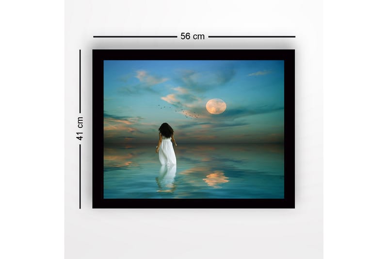Inramad Canvastavla i trä - 41x56 cm - Kvinna i vit klänning som går mot en fullmåne över stilla vatten - Blå / Vit / Grå - Inredning & dekor - Tavlor & konst