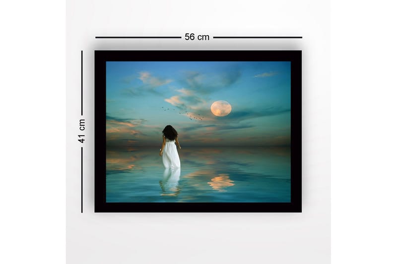 Inramad Canvastavla i trä - 41x56 cm - Kvinna i vit klänning som går mot en fullmåne över stilla vatten - Blå / Vit / Grå - Inredning & dekor - Tavlor & konst