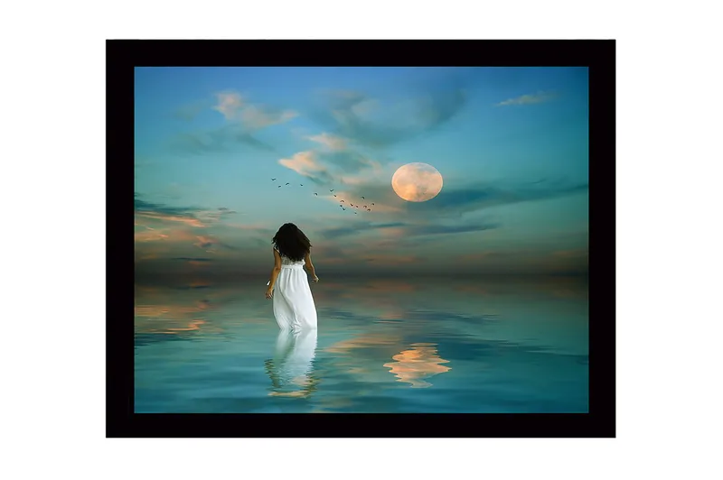 Inramad Canvastavla i trä - 41x56 cm - Kvinna i vit klänning som går mot en fullmåne över stilla vatten, Blå / Vit / Grå