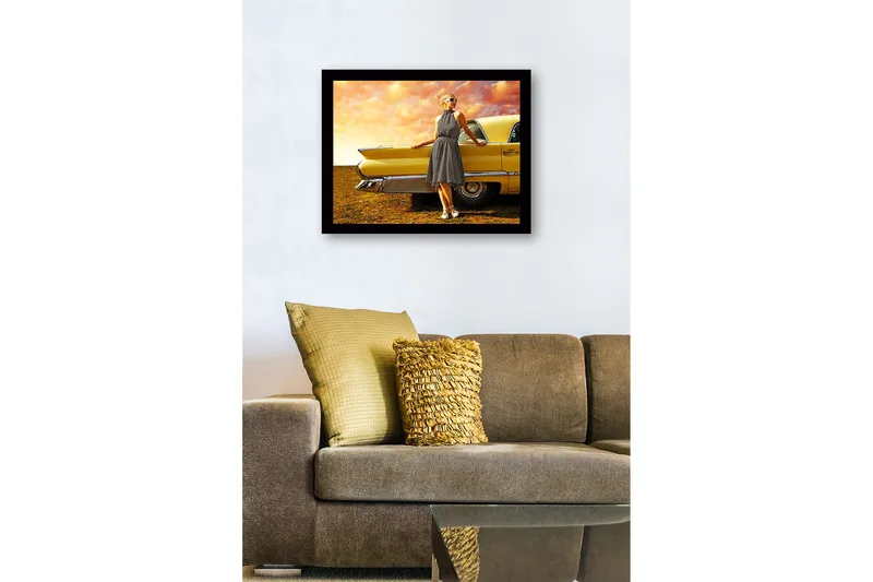 Inramad Canvastavla i trä - 41x56 cm - Kvinna i prickig klänning som lutar mot en vintage bil - Gul / Svart / Vit - Inredning & dekor - Tavlor & konst
