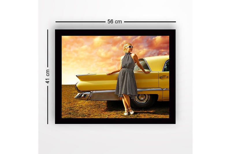 Inramad Canvastavla i trä - 41x56 cm - Kvinna i prickig klänning som lutar mot en vintage bil - Gul / Svart / Vit - Inredning & dekor - Tavlor & konst