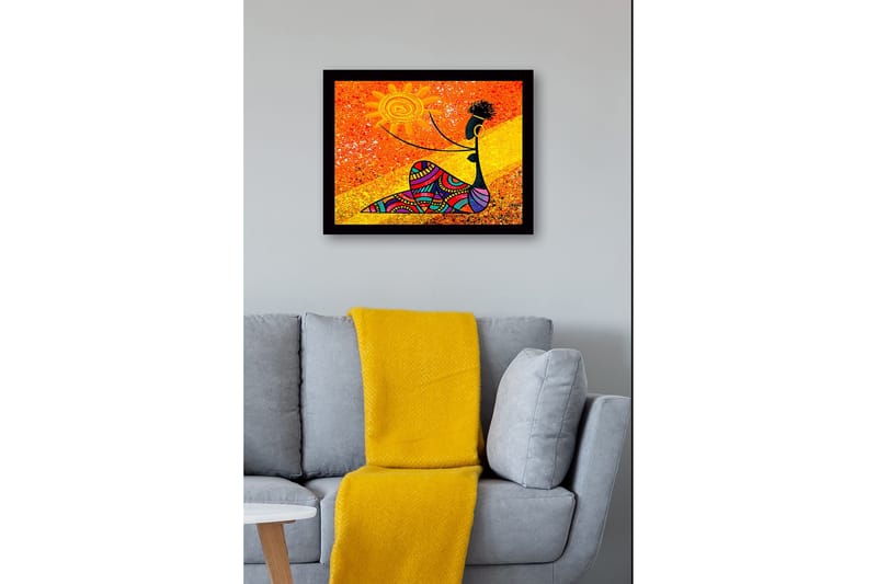 Inramad Canvastavla i trä - 41x56 cm - Kvinna som håller en sol med färgglada mönster - Orange / Svart / Gul - Inredning & dekor - Tavlor & konst
