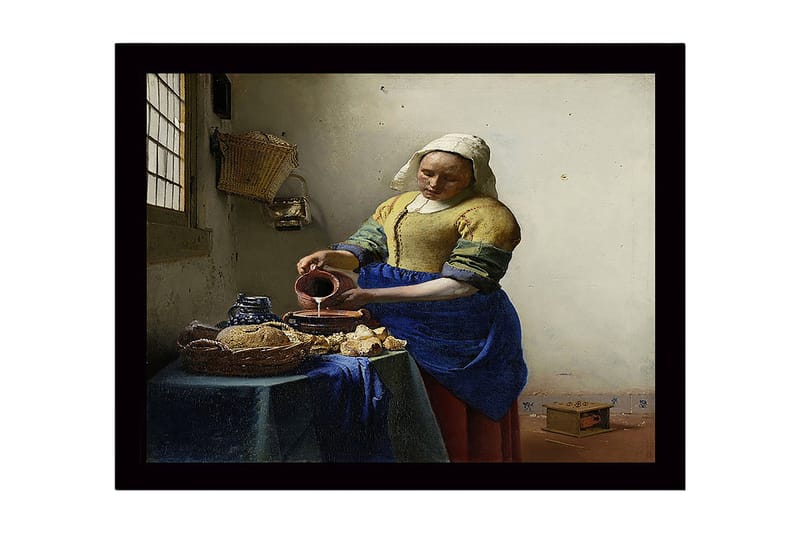 Inramad Canvastavla i trä - 41x56 cm - Kvinna som häller mjölk i en skål vid ett bord med bröd och keramik - Blå / Gul / Brun - Inredning & dekor - Tavlor & konst