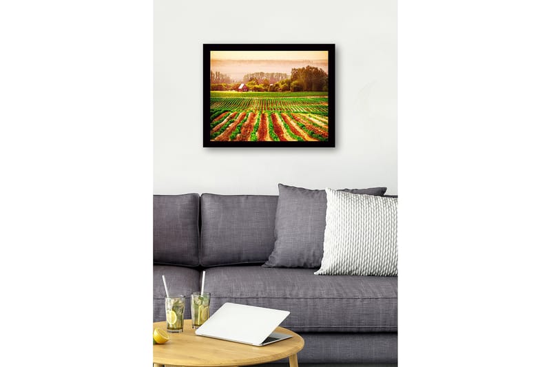 Inramad Canvastavla i trä - 41x56 cm - Lantlig scen med ett rött hus omgiven av gröna fält och plöjda åkrar - Grön / Orange / Röd - Inredning & dekor - Tavlor & konst