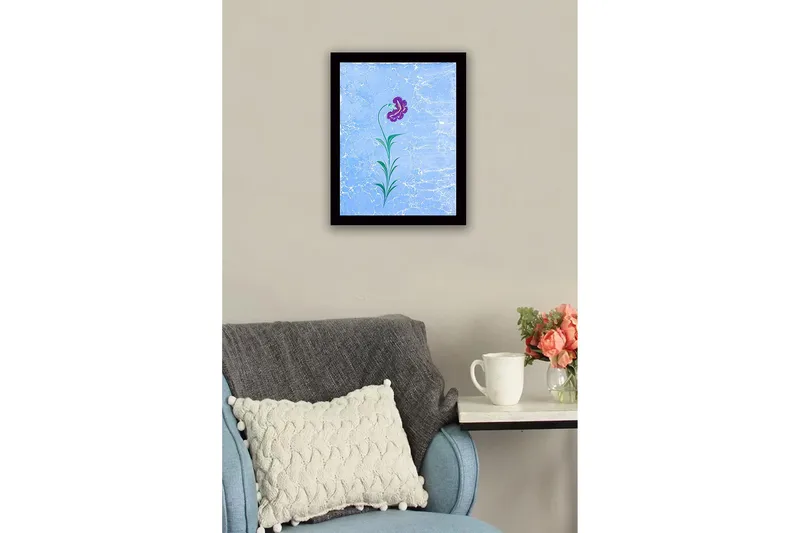 Inramad Canvastavla i trä - 41x56 cm - Lila blomma med gröna blad på en ljusblå bakgrund - Lila / Grön / Ljusblå - Inredning & dekor - Tavlor & konst