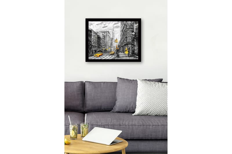 Inramad Canvastavla i trä - 41x56 cm - Livlig stadsbild med en kvinna i gul klänning och gula taxibilar - Gul / Svart / Grå - Inredning & dekor - Tavlor & konst