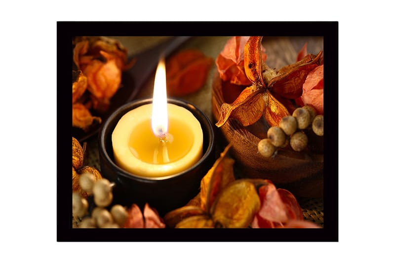Inramad Canvastavla i trä - 41x56 cm - Ljuslykta omgiven av torkade blommor och frukter, Guld / Orange / Brun
