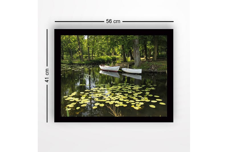 Inramad Canvastavla i trä - 41x56 cm - Lugn sjö med näckrosor och båtar i en grönskande omgivning - Grön / Gul / Vit - Inredning & dekor - Tavlor & konst