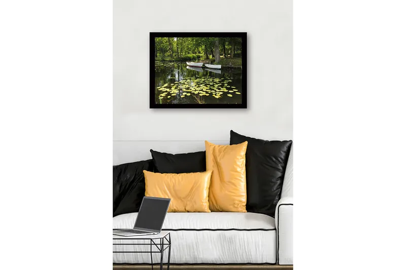 Inramad Canvastavla i trä - 41x56 cm - Lugn sjö med näckrosor och båtar i en grönskande omgivning - Grön / Gul / Vit - Inredning & dekor - Tavlor & konst