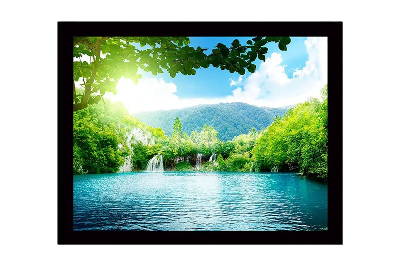 Inramad Canvastavla i trä - 41x56 cm - Lugn sjö med vattenfall omgiven av frodig grönska och berg - Grön / Turkos / Blå - Inredning & dekor - Tavlor & konst