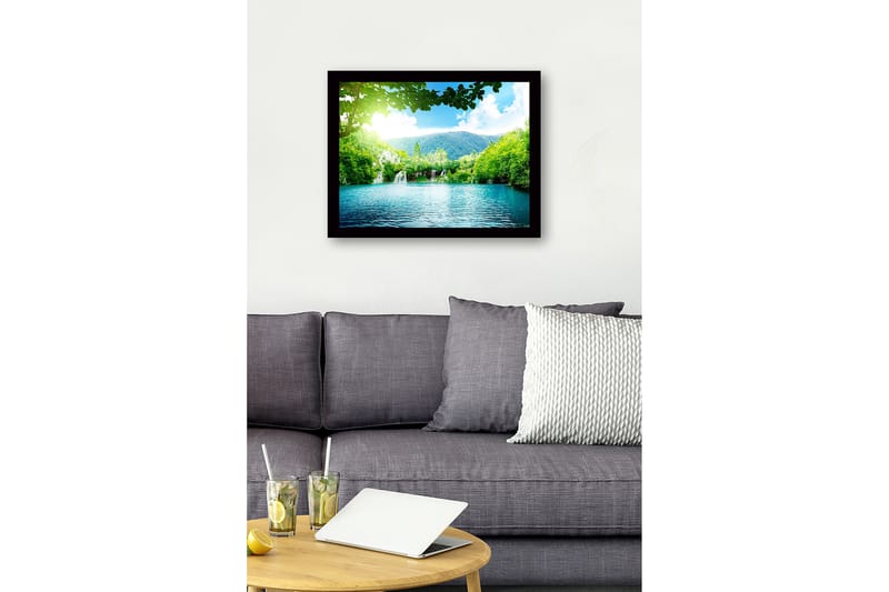 Inramad Canvastavla i trä - 41x56 cm - Lugn sjö med vattenfall omgiven av frodig grönska och berg - Grön / Turkos / Blå - Inredning & dekor - Tavlor & konst