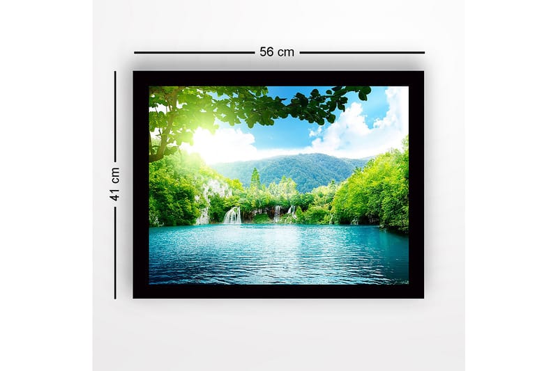 Inramad Canvastavla i trä - 41x56 cm - Lugn sjö med vattenfall omgiven av frodig grönska och berg - Grön / Turkos / Blå - Inredning & dekor - Tavlor & konst
