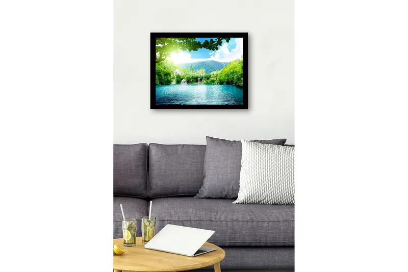 Inramad Canvastavla i trä - 41x56 cm - Lugn sjö med vattenfall omgiven av frodig grönska och berg - Grön / Turkos / Blå - Inredning & dekor - Tavlor & konst