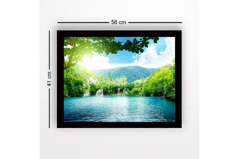 Inramad Canvastavla i trä - 41x56 cm - Lugn sjö med vattenfall omgiven av frodig grönska och berg - Grön / Turkos / Blå - Inredning & dekor - Tavlor & konst