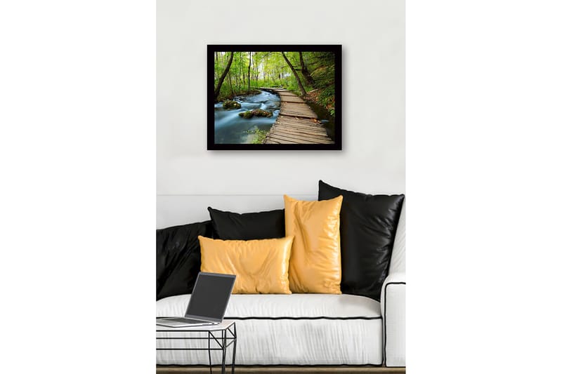 Inramad Canvastavla i trä - 41x56 cm - Lummig skogsstig med en träbro som sträcker sig över en porlande bäck - Grön / Brun / Blå - Inredning & dekor - Tavlor & konst