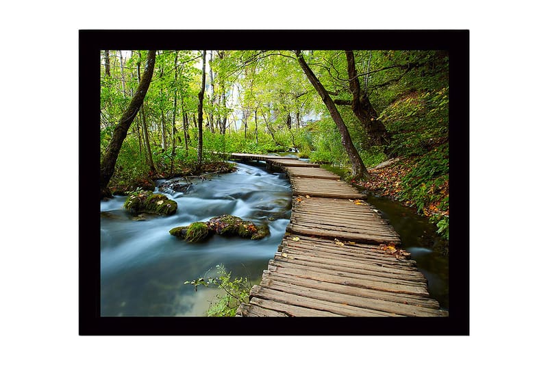 Inramad Canvastavla i trä - 41x56 cm - Lummig skogsstig med en träbro som sträcker sig över en porlande bäck, Grön / Brun / Blå