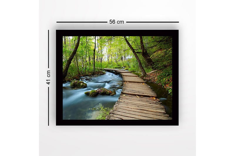 Inramad Canvastavla i trä - 41x56 cm - Lummig skogsstig med en träbro som sträcker sig över en porlande bäck - Grön / Brun / Blå - Inredning & dekor - Tavlor & konst