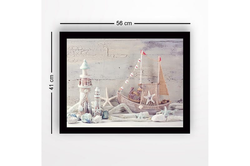 Inramad Canvastavla i trä - 41x56 cm - Maritim stillhet med en båt och fyrar i fokus - Ljusblå / Vit / Beige - Inredning & dekor - Tavlor & konst