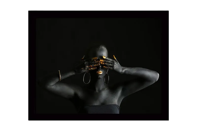 Inramad Canvastavla i trä - 41x56 cm - Mörk figur med guldiga detaljer som täcker ansiktet och händerna, Svart / Guld