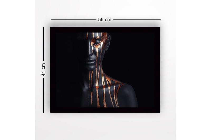 Inramad Canvastavla i trä - 41x56 cm - Mörk figur med guldstrimmor som rinner ner över ansiktet och kroppen - Svart / Guld - Inredning & dekor - Tavlor & konst