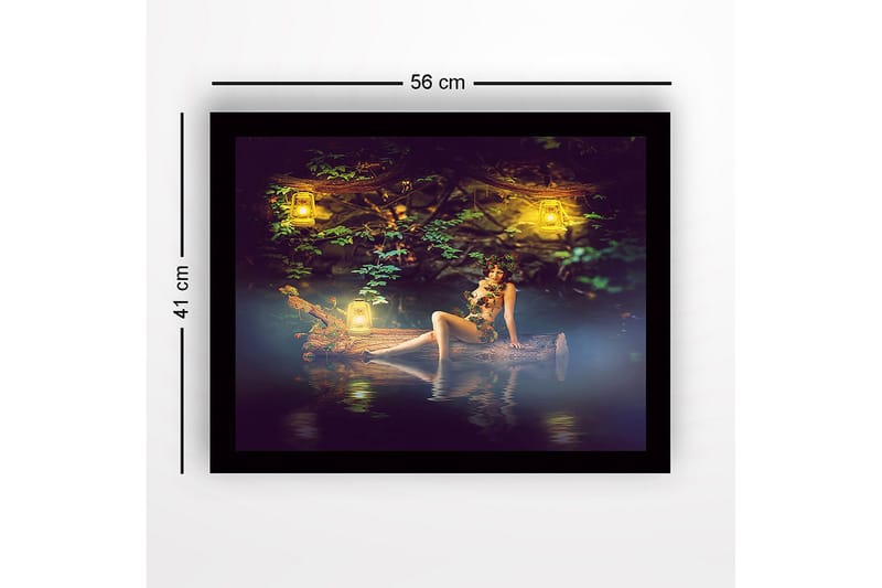 Inramad Canvastavla i trä - 41x56 cm - Mystisk kvinna omgiven av ljuslyktor i en naturskön miljö - Grön / Gul / Brun - Inredning & dekor - Tavlor & konst