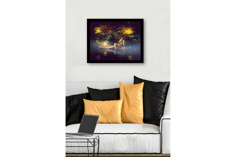 Inramad Canvastavla i trä - 41x56 cm - Mystisk kvinna omgiven av ljuslyktor i en naturskön miljö - Grön / Gul / Brun - Inredning & dekor - Tavlor & konst