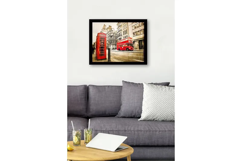 Inramad Canvastavla i trä - 41x56 cm - Röd telefonkiosk i en stadsmiljö med en dubbeldeckarbuss i rörelse - Röd / Grå / Beige - Inredning & dekor - Tavlor & konst