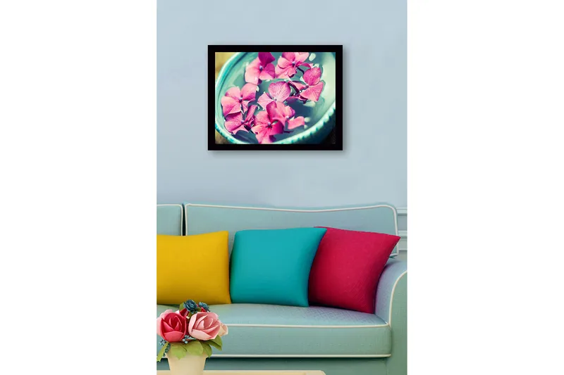 Inramad Canvastavla i trä - 41x56 cm - Rosa blommor som flyter i en skål med vatten - Rosa / Turkos / Grön - Inredning & dekor - Tavlor & konst