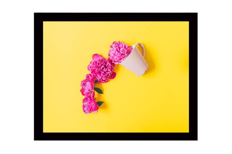 Inramad Canvastavla i trä - 41x56 cm - Rosa pioner som sträcker sig ut från en vit kopp på en gul bakgrund, Rosa / Gul