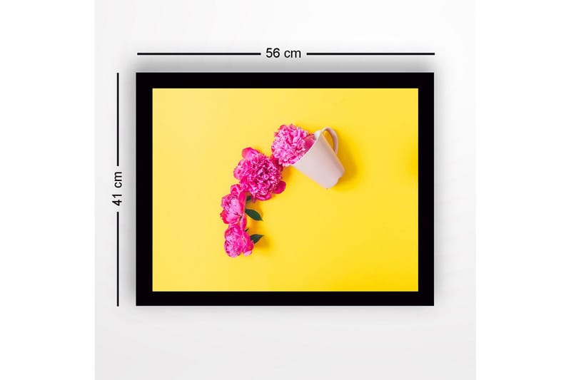 Inramad Canvastavla i trä - 41x56 cm - Rosa pioner som sträcker sig ut från en vit kopp på en gul bakgrund - Rosa / Gul - Inredning & dekor - Tavlor & konst