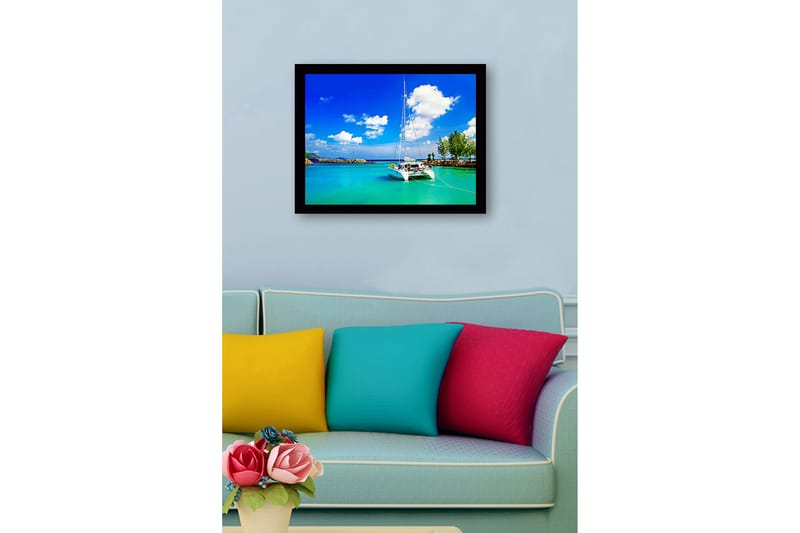 Inramad Canvastavla i trä - 41x56 cm - Segelbåt i en klar, turkos lagun under en blå himmel med vita moln - Turkos / Blå / Vit - Inredning & dekor - Tavlor & konst